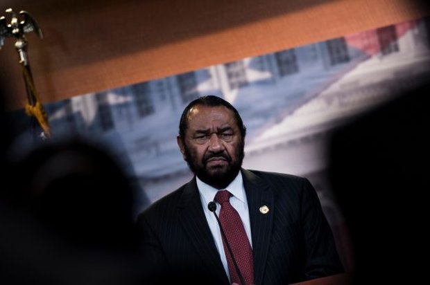 O deputado Al Green (Dem.-Texas) fala sobre artigos de impeachment durante uma conferência de imprensa no Capitol Hill em 7 de junho de 2017 (Brendan Smialowski/AFP/Getty Images)
