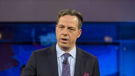 CNN demite produtor de Jake Tapper por suposto comportamento inadequado