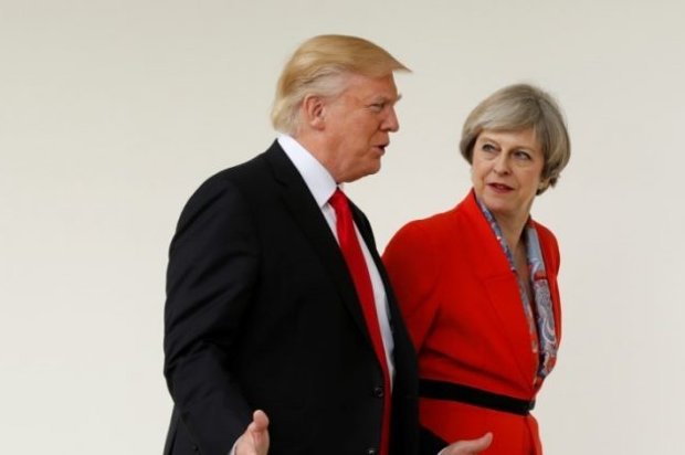 O presidente dos Estados Unidos, Donald Trump, acompanha a primeira-ministra britânica Theresa May após uma reunião na Casa Branca, em Washington, no dia 27 de janeiro de 2017 (Reuters/Kevin Lamarque)