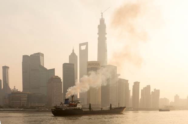 Um navio navega no Rio Huangpu enquanto densa poluição do ar envolve a cidade de Xangai em 25 de dezembro de 2013 (VCG via Getty Images)