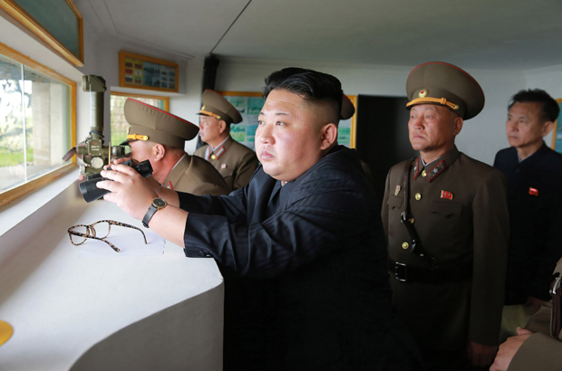 O líder norte-coreano Kim Jong-un inspeciona o teste de lançamento do míssil balístico intercontinental Hwasong-14 num local não revelado, nesta foto publicada pela mídia estatal KCNA em 4 de julho de 2017 (STR/AFP/Getty Images)