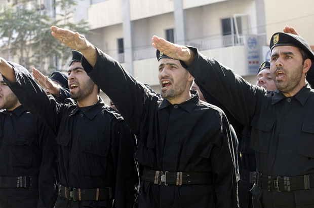 Membros do grupo terrorista Hezbollah participam de uma cerimônia do ‘Dia do Mártir’ em 11 de novembro de 2010 (Mahmoud Zayat/AFP/Getty Images)