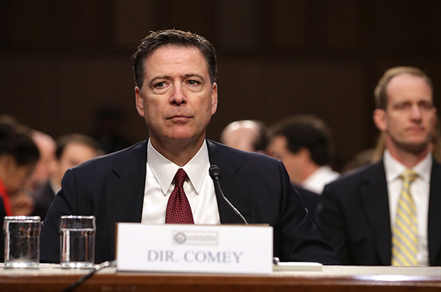 James Comey, o ex-diretor do FBI, testemunha diante do Comitê de Inteligência do Senado no Capitólio em Washington, D.C., em 8 de junho de 2017 (Chip Somodevilla/Getty Images)