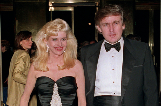 O bilionário Donald Trump e sua esposa Ivana chegam para um evento social em Nova York em 4 de dezembro de 1989 (Swerzey/AFP/Getty Images)