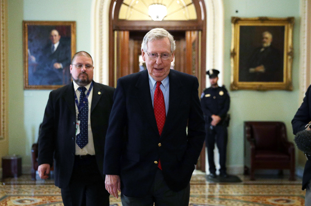 O senador Mitch McConnell (R-KY) (centro), o líder da maioria no Senado, deixa a sala do Senado em direção ao seu escritório no Capitólio em Washington, D.C., em 1º de dezembro de 2017 (Alex Wong/Getty Images)