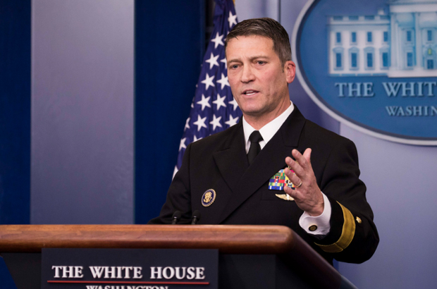 O contra-almirante Ronny Jackson, o médico do presidente estadunidense Donald Trump, responde a perguntas durante uma conferência de imprensa na Casa Branca em Washington, D.C., em 16 de janeiro de 2018 (Samira Bouaou/The Epoch Times)