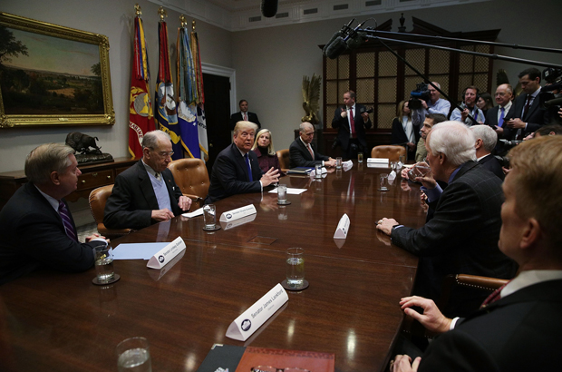 O presidente estadunidense Donald Trump durante uma reunião com senadores republicanos no Salão Roosevelt na Casa Branca em Washington, D.C. (Alex Wong/Getty Images)