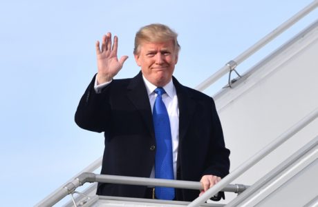 O presidente norte-americano Donald Trump acena durante sua chegada a Zurique em 25 de janeiro de 2018, a caminho de Davos para participar do Fórum Econômico Mundial (Nicholas Kamm/AFP/Getty Images)