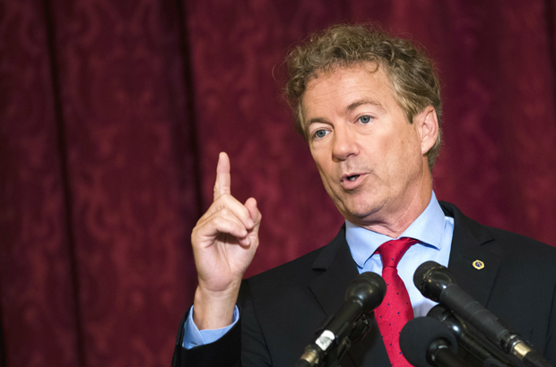 O senador Rand Paul (R-Ky.) fala durante uma conferência de imprensa a respeito da assinatura de uma ordem executiva pelo presidente estadunidense Donald Trump, no Capitólio, em Washington, D.C., em 12 de outubro de 2017 (Drew Angerer/Getty Images)