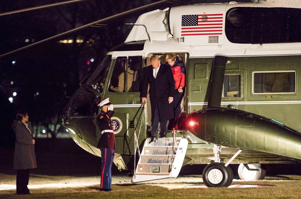 O presidente estadunidense Donald Trump, a primeira-dama Melania Trump e seu filho Barron retornam de West Palm Beach, na Flórida, à Casa Branca em Washington, D.C., em 15 de janeiro de 2018 (Samira Bouaou/The Epoch Times)