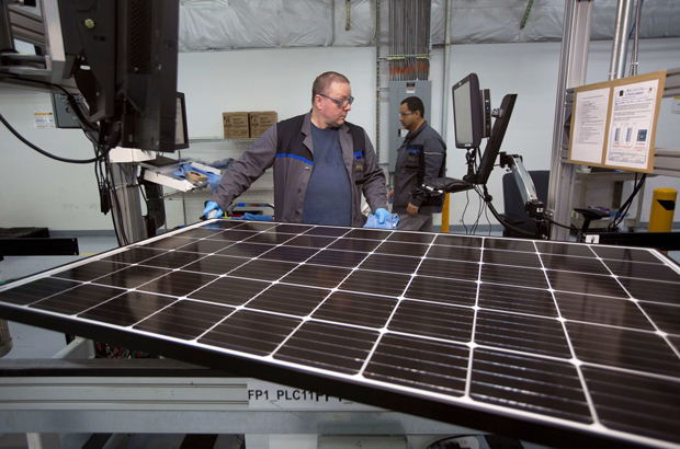 O operador de produção John White verifica um painel solar numa fábrica da SolarWorld em Hillsboro, Oregon, EUA, em 15 de janeiro de 2018 (Natalie Behring/Reuters)