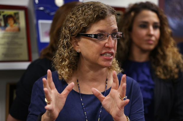 A congressista Debbie Wasserman Schultz (D-Fla.) fala num evento em Sunrise, Flórida, em 11 de maio de 2017 (Joe Raedle/Getty Images)