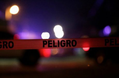 Um cordão policial diz "Perigo" nesta imagem de uma cena de crime onde assaltantes não identificados balearam pessoas mortalmente numa garagem em Ciudad Juarez, México, em 4 de janeiro de 2018 (Jose Luis Gonzalez/Reuters)