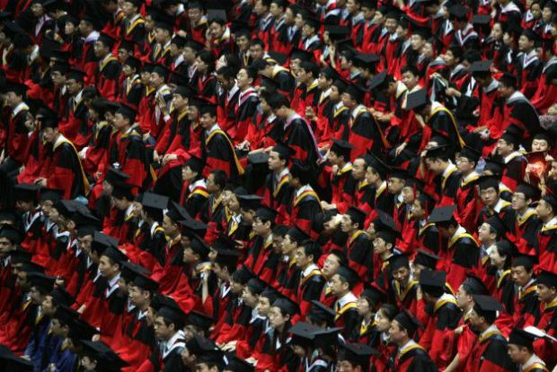 Estudantes participam de cerimônia de graduação da Universidade de Tsinghua em Pequim, China, em 18 de julho de 2007 (China Photos/Getty Images)