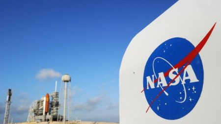 NASA lança foguete rumo à Lua com cinzas e amostras de DNA de ex-presidentes e artistas