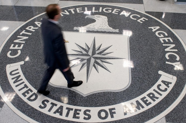 Um homem passa pelo emblema da Agência Central de Inteligência (CIA) dos EUA no saguão da sede da CIA em Langley, Virginia, em 2008 (Saul Loeb/AFP/Getty Images)