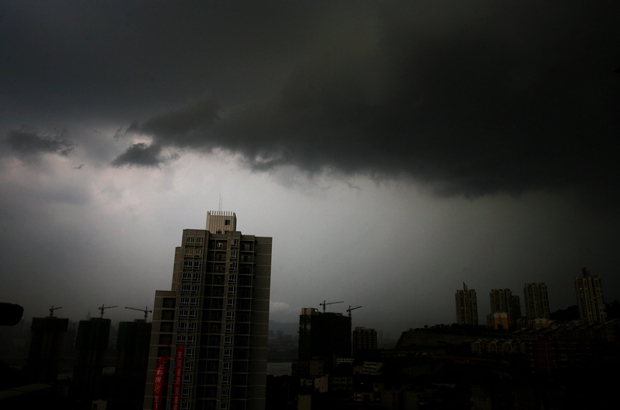 Nuvens negras se acumulam nos céus de Chongqing em 23 de agosto de 2007 (China Photos/Getty Images)