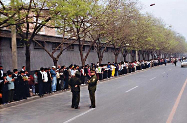 Praticantes do Falun Gong se reúnem ao redor de Zhongnanhai, o complexo da liderança do Partido Comunista Chinês em Pequim, em 25 de abril de 1999 (Cortesia do Clearwisdom.net)
