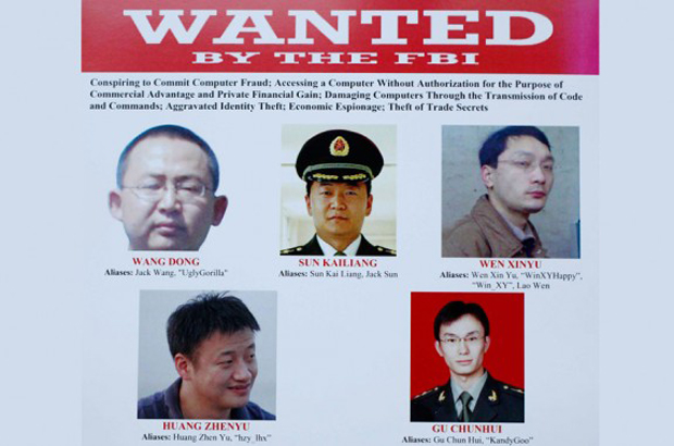 Um cartaz de procurados é exibido no Departamento de Justiça em Washington, D.C., em 19 de maio de 2014, após autoridades dos EUA anunciarem o indiciamento de cinco hackers militares chineses. Os Estados Unidos estão considerando sanções econômicas contra o ciber-roubo da China (AP)