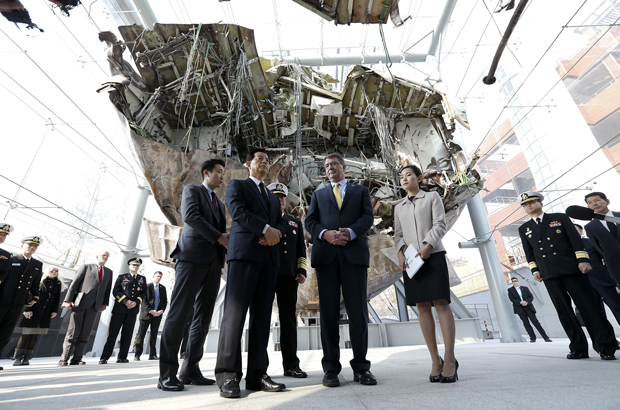 O secretário da defesa norte-americano Ashton Carter (2º dir.) e o ministro da defesa sul-coreano Han Min-koo (2º esq.) visitam o navio Cheonan que afundou próximo da Ilha Baengnyeong no Mar Amarelo, após um suposto ataque da Coreia do Norte; durante sua visita ao Comando da 2ª Frota em Pyeongtaek, na Coreia do Sul, em 10 de abril de 2015 (Jeon Heon-kyun/Getty Images)