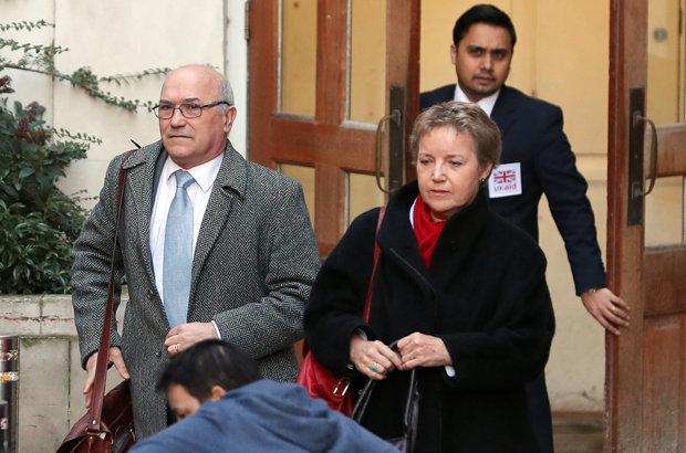 Mark Goldring (esq.), o executivo-chefe da Oxfam, e Caroline Thomson, a presidente da Oxfam, deixam o Departamento para o Desenvolvimento Internacional (DFID) no centro de Londres em 12 de fevereiro de 2018 (Daniel Leal-Olivas/AFP/Getty Images)