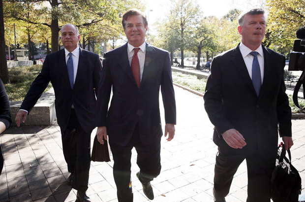 Paul Manafort (2º esq.) chega a um tribunal federal com seu advogado Kevin Downing (dir.) em Washington, D.C., em 2 de novembro de 2017 (Alex Wong/Getty Images)