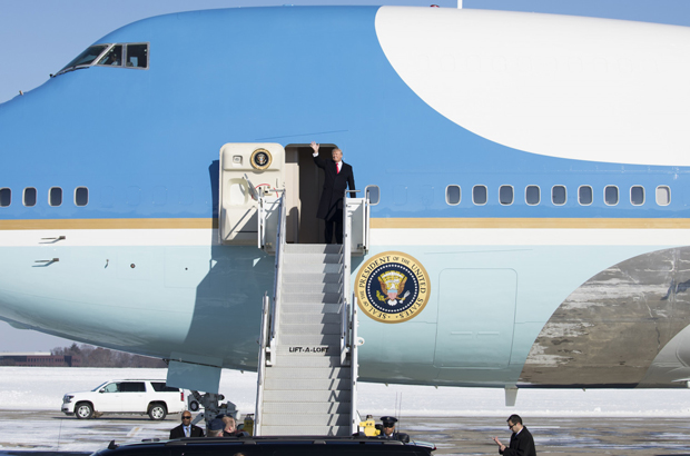 O presidente norte-americano Donald Trump chega a bordo do avião presidencial Air Force One no Aeroporto Internacional de Pittsburgh em Coraopolis, Penn., em 18 de Janeiro de 2018 (Samira Bouaou/The Epoch Times)