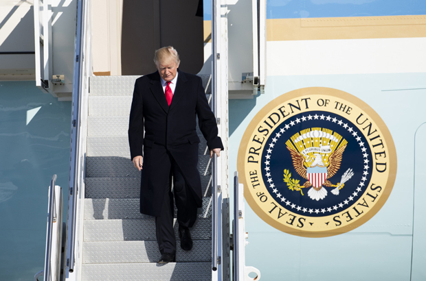 O presidente norte-americano Donald Trump chega a bordo do avião presidencial Air Force One no Aeroporto Internacional de Pittsburgh em Coraopolis, Penn., em 18 de Janeiro de 2018 (Samira Bouaou/The Epoch Times)