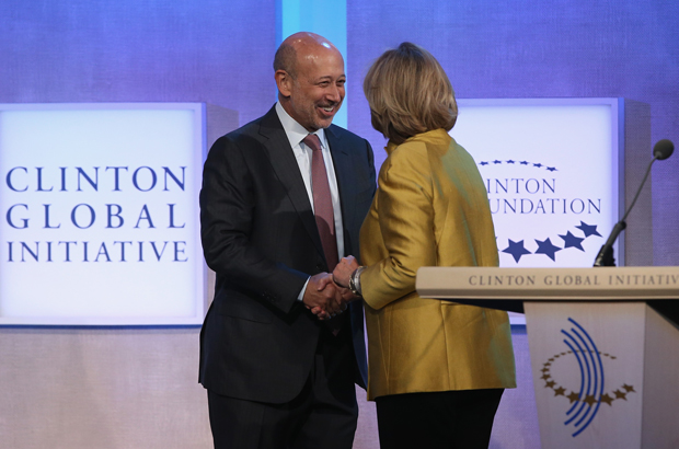 Lloyd Blankfein, o presidente e CEO do Goldman Sachs, cumprimenta a ex-secretária de Estado, Hillary Clinton, na Iniciativa Global da Fundação Clinton, na cidade de Nova York, em 24 de setembro de 2014 (John Moore/Getty Images)