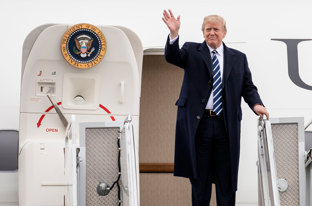 O presidente norte-americano Donald Trump chega ao Aeroporto Greenbrier Valley em Lewisburg para a Conferência Anual Republicana da Câmara e do Senado, em White Sulphur Springs, W.Va., em 1º de fevereiro de 2018 (Samira Bouaou/The Epoch Times)