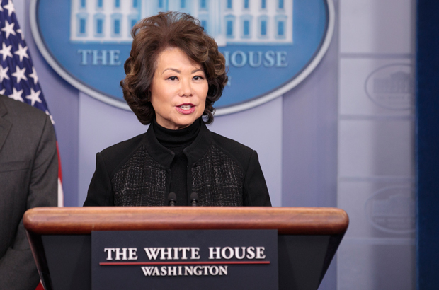 Elaine Chao, a secretária norte-americana dos transportes, durante uma conferência de imprensa na Casa Branca em 13 de fevereiro de 2018 (Samira Bouaou/The Epoch Times)