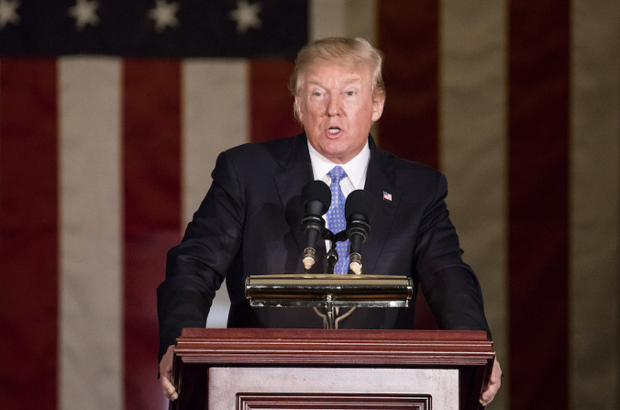 O presidente norte-americano Donald Trump fala na cerimônia Medalha de Ouro do Congresso que homenageou o senador Bob Dole no Capitólio em Washington, D.C., em 17 de janeiro de 2018 (Samira Bouaou/The Epoch Times)