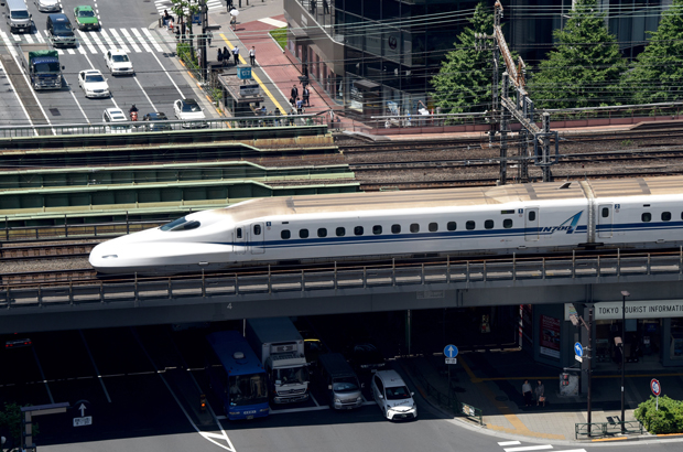 Um trem-bala Shinkansen em Tóquio em 18 de maio de 2016 (Toru Yamanaka/AFP/Getty Images)