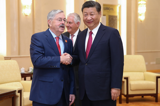O embaixador norte-americano Terry Edward Branstad (esq.) cumprimenta o líder chinês Xi Jinping no Grande Salão do Povo em Pequim em 30 de setembro de 2017 (Lintao Zhang/AFP/Getty Images)