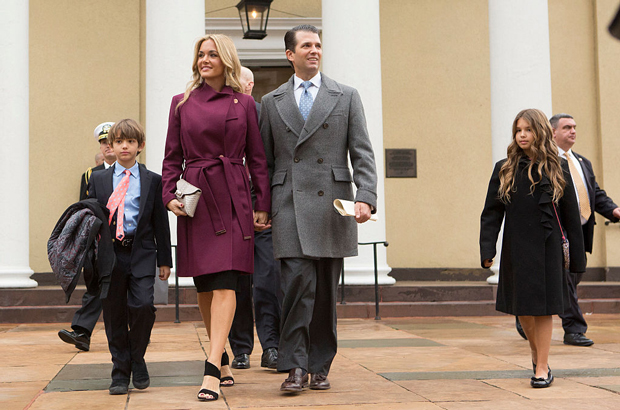 Donald Trump Jr., sua esposa Vanessa e filhos deixam a Igreja St. John em Washington, D.C., após um serviço para o presidente eleito Donald Trump em 20 de janeiro de 2017 (Chris Kleponis/EPA)