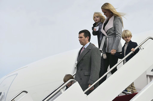 Donald Trump Jr., o filho mais velho do presidente eleito norte-americano Donald Trump, com a esposa Vanessa e filhos saem de um avião após chegarem à Base Andrews da Força Aérea dos EUA, em Maryland, em 19 de janeiro de 2017 (Mandel Ngan/AFP/Getty Images)