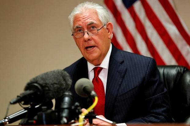 O secretário de Estado norte-americano Rex Tillerson fala com repórteres no Aeroporto Internacional de Palm Beach, em West Palm Beach, Flórida, em 6 de abril de 2017 (Joe Skipper/Reuters)