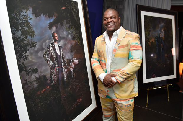 O artista Kehinde Wiley participa do leilão de arte Grey Goose Apresenta Kehinde Wiley "Reis Modernos da Cultura" no SLS, em South Beach, Miami, Flórida, em 4 de dezembro de 2014 (Frazer Harrison/Getty Images for Grey Goose)