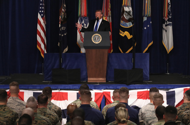 O presidente norte-americano Donald Trump fala com militares americanos envolvidos no Afeganistão, na base militar Fort Mayer, em Arlington, Virginia, em 21 de agosto de 2017. Trump anunciou um aumento modesto nas tropas americanas no Afeganistão, o resultado de crescentes preocupações do Pentágono sobre contratempos dos militares afegãos contra as forças do talibã e da al-Qaeda (Mark Wilson/Getty Images)