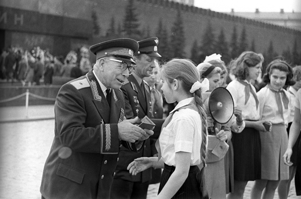 Jovens são recepcionadas como membras da Komsomol, a União da Juventude Comunista, na Praça Vermelha em Moscou em 19 de maio de 1968. A União Soviética supostamente usou os campos da Komsomol para fazer experimentos com pedofilia (Arquivos da RIA Novosti)