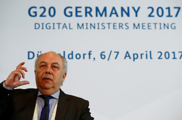 Matthias Machnig, o secretário de Estado do Ministério da Economia da Alemanha, gesticula numa conferência de imprensa durante uma reunião digital de ministros do G20 em Duesseldorf, Alemanha, em 7 de abril de 2017 (Wolfgang Rattay/Reuters)