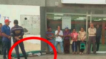 Venezuela: aposentado morre depois de esperar 2 dias na fila para receber pensão de 1 dólar