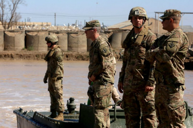 Tropas do exército dos EUA supervisionam sessão de treinamento no acampamento de Taji, ao norte de Bagdá, em 6 de março de 2017 (Sabah Arar/AFP/Getty Images)