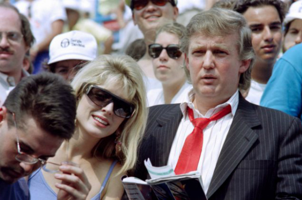 Donald Trump (dir.) e sua noiva Marla Maples assistem à segunda rodada do Torneio Aberto de Tênis nos Estados Unidos em 28 de agosto de 1991 (Timothy A. Clary/AFP/Getty Images)