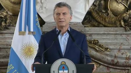 Argentina deixa familiares de ministros fora do governo e reduz quadro de funcionários (Vídeo)