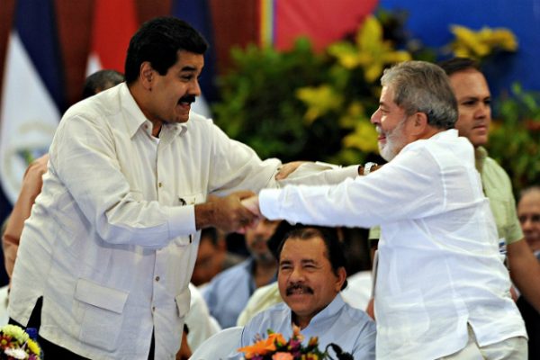 Lula com seu amigo, o ditador Nicolás Maduro da Venezuela, e Daniel Ortega da Nicarágua (Wikimedia)