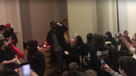 Membros do grupo Antifa agridem seguranças durante evento em universidade britânica (Vídeo)