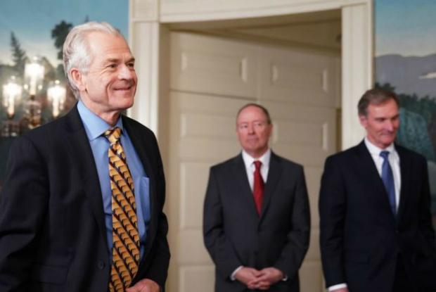 Diretor do Departamento de Comércio e Política Industrial, Peter Navarro, chega antes que o presidente Donald Trump assine sanções comerciais contra a China na sala Roosevelt da Casa Branca, em 22 de março de 2018 (Mandel Ngan/AFP/Getty Images)