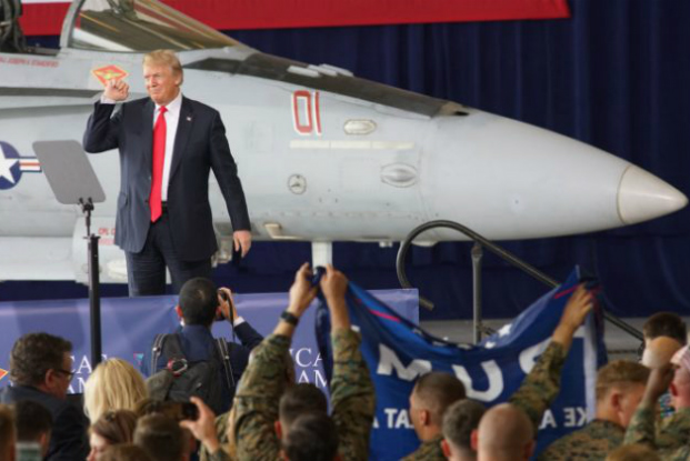 Presidente Donald Trump se dirige às tropas na Estação Aérea do Corpo de Fuzileiros Navais de Miramar, em 13 de março de 2018, em San Diego, Califórnia (Sandy Huffaker/Getty Images)