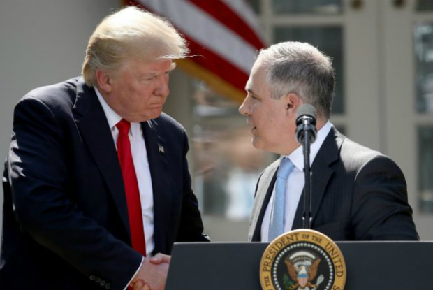 Presidente norte-americano Donald Trump aperta mão do administrador da Agência de Proteção Ambiental (EPA, na sigla em inglês), Scott Pruitt, depois de anunciar sua decisão de retirar os EUA do acordo climático de Paris, no Rose Garden da Casa Blanca, em Washington, D.C., em 1º de junho de 2017 (Win McNamee/Getty Pictures Credit)